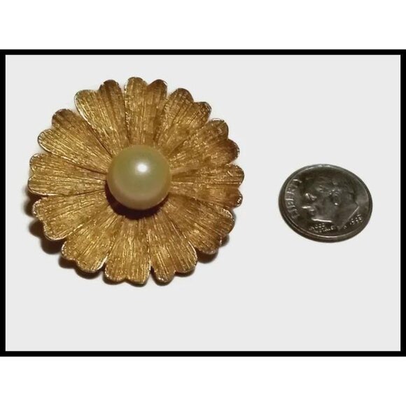 DeNicola Vintage Daisy Flower Brooch With Faux Pearl - Picture 5 of 5